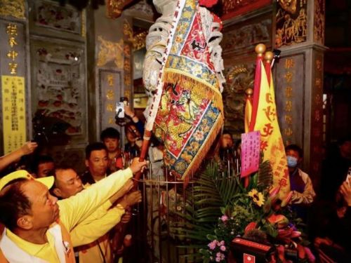 白沙屯進香遇車禍！義工駕車轉彎，女香燈腳竟意外從車斗掉出