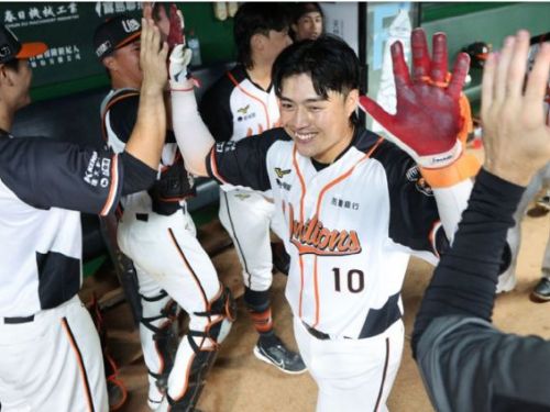 許哲晏3分砲開轟、獅帝芬優質先發　統一獅主場8:2擊退味全龍