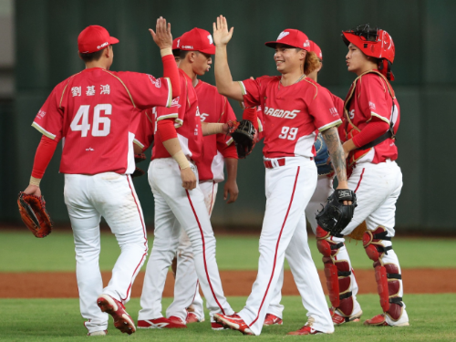 味全龍力克中信兄弟，李凱威陽春砲帶領球隊奪下勝利