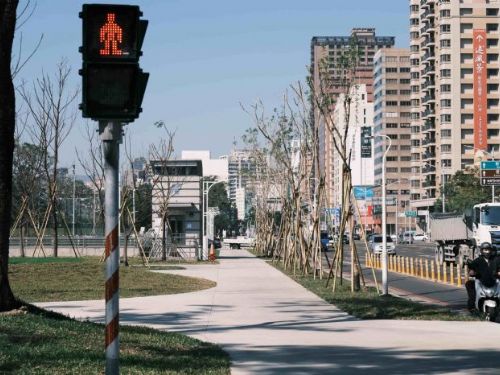 高雄市中正體育場前廣場全新改造完工，迎接「Kaohsiung Highline」新時代！