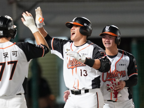 陳鏞基生涯第5滿貫砲！統一獅連勝樂天桃猿，領先2.5場勝差