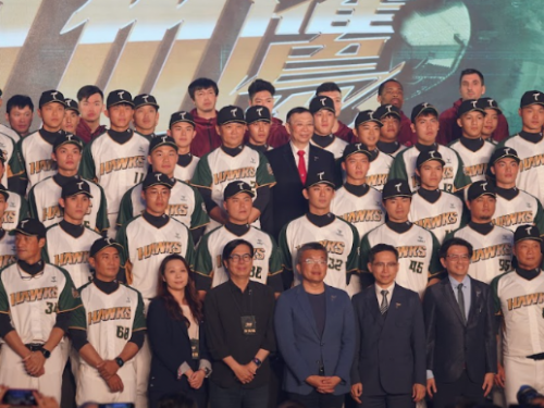 台鋼雄鷹昨日在高雄展覽館舉行「I m IN 飛向一軍」成軍記者會