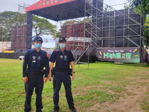 跨年屏警努力不懈 晚會K歌High整夜