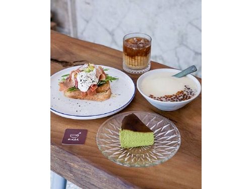 嘉義「桃城豆花」二代店空間宛如時空隧道，讓您穿越到1960年的老醫館，盡情品味豆漿豆花的美味