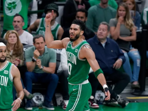 波士頓塞爾提克Jayson Tatum狂砍51分，寫下NBA季後賽驚人紀錄，擊敗費城76人晉級！