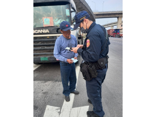 高市警持續加強大型車輛的密集攔查與稽查，提醒司機遵守交通規定，強調生命無價