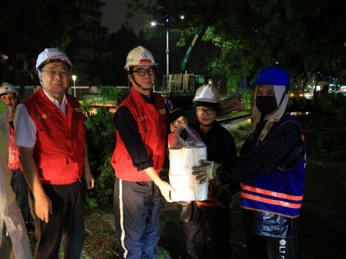 高雄市長陳其邁全力應對凱米颱風：慰勞工作人員，推動市容恢復
