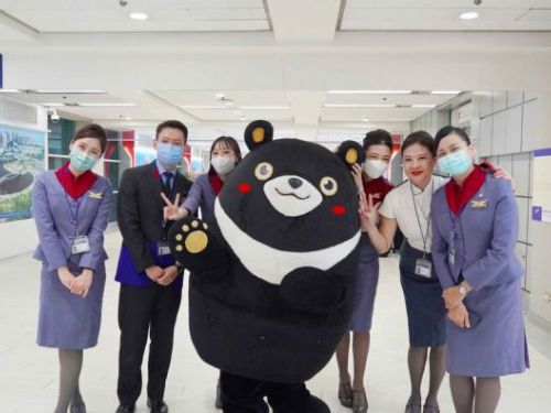 高雄星國再連線 12/9華航每週3班復飛「高雄—新加坡」 觀光大使高雄熊現身小港機場 喜迎首批新加坡旅客