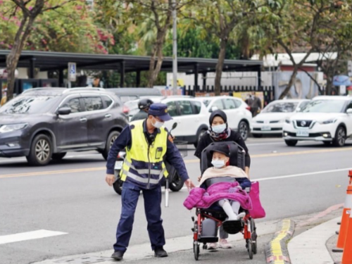 高市道安持續精進 呼籲市民 尾牙餐敘勿酒駕 元旦連假出遊 請多搭乘輕軌捷運 高市警加強管制疏導