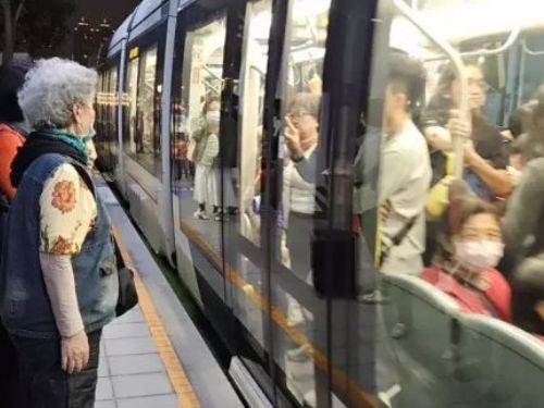 獨／高雄輕軌乘客數暴增35% 列車高度下沉輪椅族難以上下車