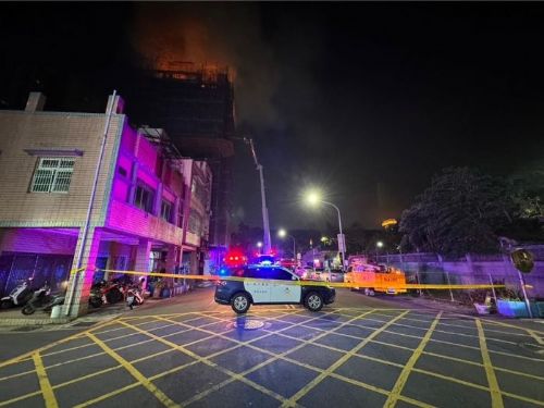高雄工地大樓火警，7樓以上熊熊烈火燃燒，宛如夜空中的熾燃火把。