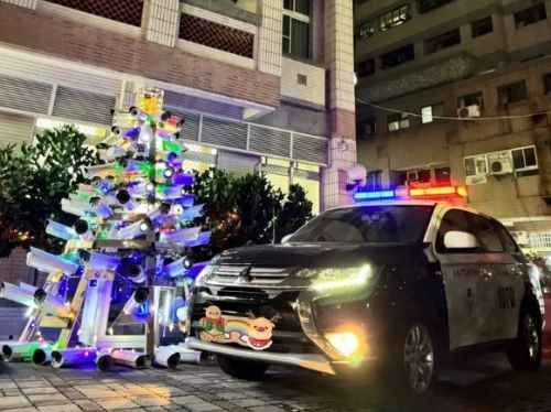 超狂！台南這派出所用監視器組裝成耶誕樹