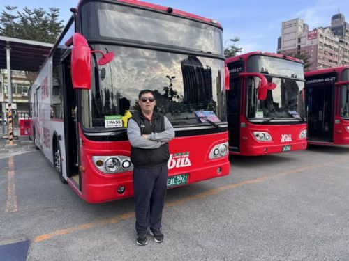 高雄公車駕駛長的暖心服務感動網友，細心照顧輪椅長者