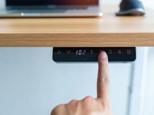 台灣電腦桌偏矮…破萬元「電動升降桌」該買嗎？ 內行人曝關鍵：買手動就好