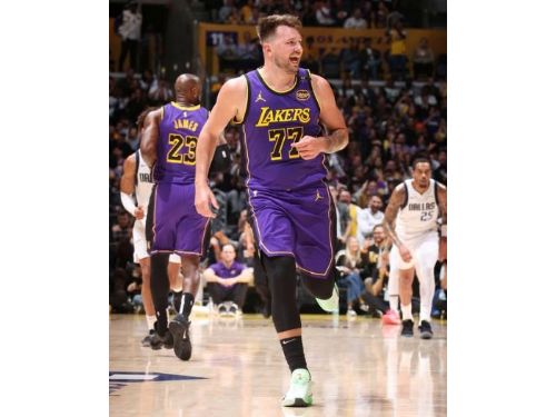Luka Dončić迎戰前東家獨行俠，LeBron James發威助湖人取得三連勝
