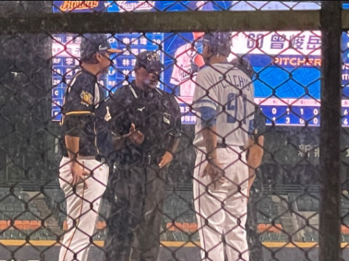 富邦悍將對中信兄弟戰至10局大雨中斷，以6比6握手言和