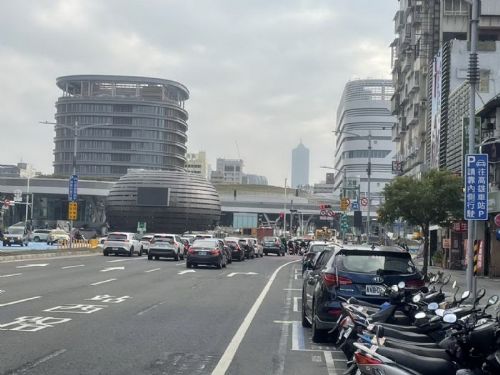 高雄車站地下停車場正式啟用，導引標誌改善提升駕駛體驗