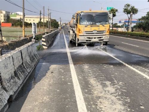 屏東縣環保局提醒：農耕機清潔，守護道路安全與環境