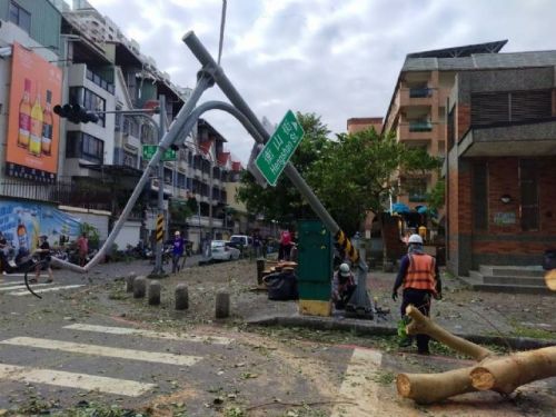 交通局迅速行動，搶修颱風後受損交通設施，確保市民安全出行