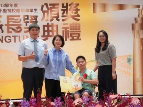 勇敢成為人生主角！周春米親頒縣長獎，298位屏南學子自信追夢閃耀舞台