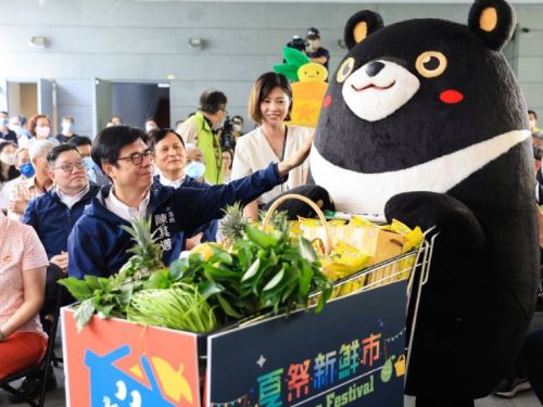 「夏祭新鮮市」專屬農產品牌 陳其邁化身最強推銷員 邀請民眾一同品嚐高雄新鮮水果及農產