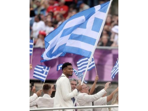 巴黎奧運開幕式星光熠熠：LeBron James、Giannis Antetokounmpo與Dennis Schroder擔任掌旗官