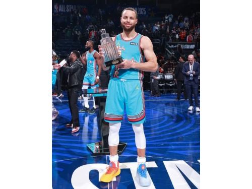 Stephen Curry榮膺全明星賽MVP，再次捧起Kobe Bryant獎盃！