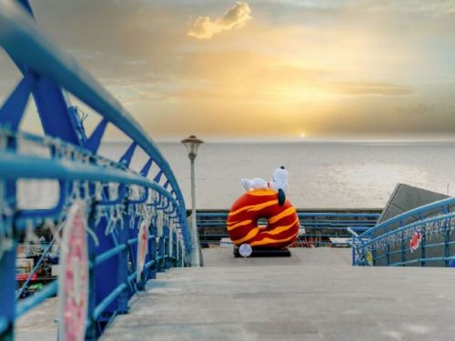 屏東情人節限定燈光藝術登場｜史努比現身七大漁港，「曖曖在海邊」打造甜蜜夜遊新亮點