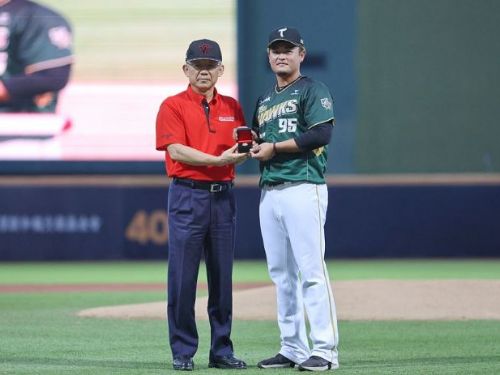 味全龍感恩致敬：頒發冠軍戒指予王躍霖，感謝昔日牛棚戰將辛勤付出