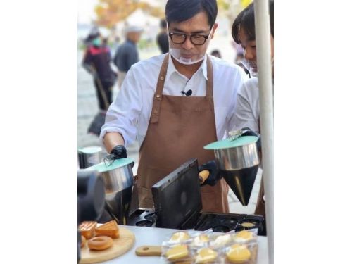 高雄市長親手送出黃色小鴨冬日游活動中的邁邁雞蛋糕