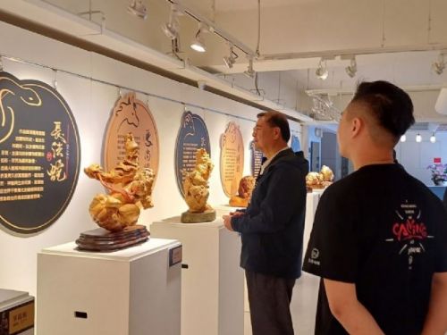 李昱進大師樹瘤木雕特展開幕