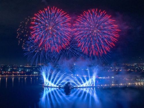 屏東黑鮪魚文化觀光季首辦海洋市集，煙火秀點亮大鵬灣