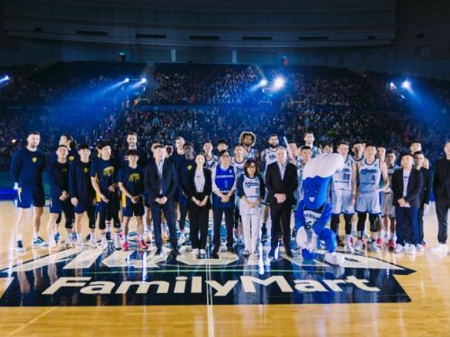 高雄全家海神主場號召神隊友 陳其邁開球並與球員擊掌力挺預祝勝利