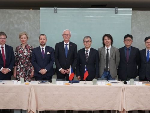 教育部長接見捷克參議院副議長 討論深化臺捷教育與科研合作