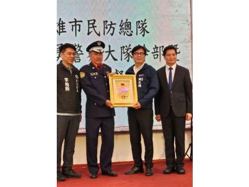 高雄市長陳其邁頒發新任民防總隊交通義勇警察大隊長任命，期盼更美好的市民生活