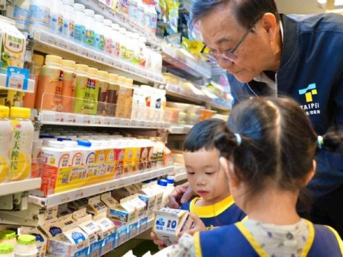 臺北市教育局推動「鮮奶週報」政策，讓孩子健康成長