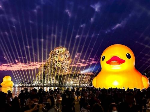 高雄黃色小鴨情人節浪漫之旅，遊港相遇，甜蜜親吻