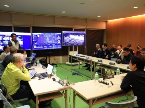 五月天高雄演唱會熱鬧登場！市長親臨疏運中心指揮，順利解決車潮