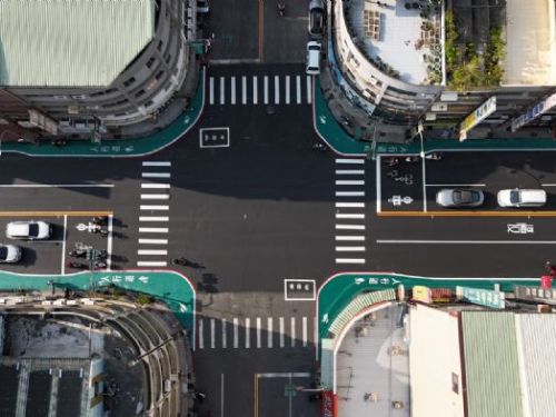 改善步行環境：高雄最長人行道標線亮相！