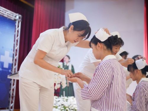 美和科技大學護理系加冠典禮：踏上護理專業的新起點