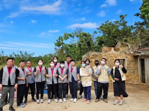 國軍志工團隊攜手恆春社福中心，共同為弱勢家庭打造乾淨新家