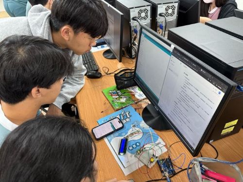 AI陪你一起學習！高中課堂新風貌，開啟科技輔助自主學習的嶄新旅程