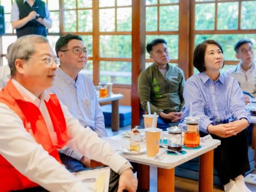 行政院長卓榮泰屏東勝利星村走訪，周春米盼中央持續加碼支持文化發展