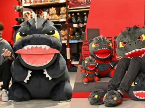 嘉義新景點【KHTOY玩偶館】發行限量「龍年福袋」！超巨哥吉拉與造型龍卡娜赫拉陪你過新年