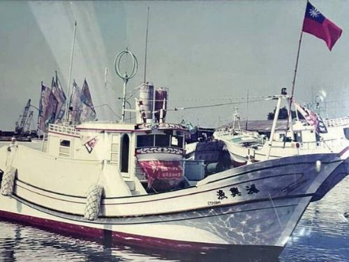 聯的屏東漁船已被找到，船上的3人均平安無事，正在受到海巡船隻的護送返航途中。