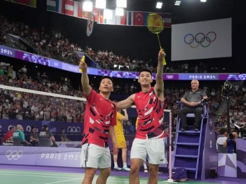 2024巴黎奧運 | 台灣王齊麟羽球雙打驚險晉級，逆轉中國組合闖進八強