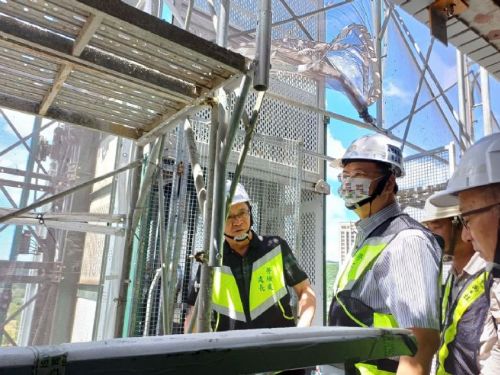 高溫防護行動：高市勞長江健興提醒工人補水休息，確保安全