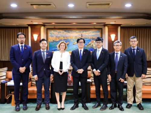 英國代表包瓊郁拜會高雄市長陳其邁，共同探討雙方合作未來