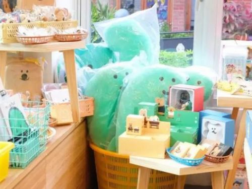 「日落小物」快閃店登陸台中！蠟筆小新、Dinotaeng、吉伊卡哇周邊大集合，消費打卡贈愛心手燈