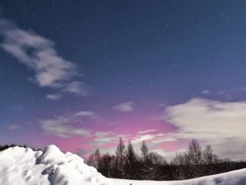 奇景！日本北海道出現低緯度極光 夜空被染成淡紅